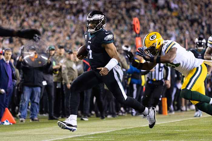 Eagles quarterback Jalen Hurts runs with the ball.